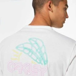 OAKLEY SUNRISE B1B TEE WHITE 22 12 OAKLEY SUNRISE B1B TEE WHITE 22 -Volcom Boutique 9 108130 sunrise b1b tee white foa403147 100 06