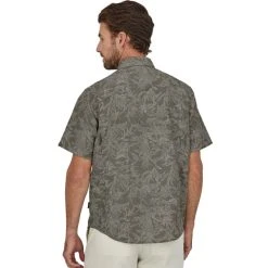 PATAGONIA M'S S/S SELF GUIDED HIKE SHIRT MONK FLOW GARD GREEN 23 7 PATAGONIA M'S S/S SELF GUIDED HIKE SHIRT MONK FLOW GARD GREEN 23 -Volcom Boutique 9 116768 41905 mfga 03